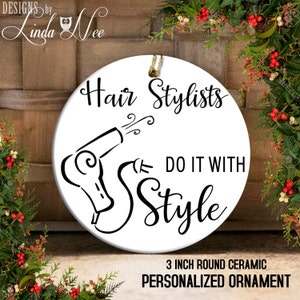 Haar Stylist Geschenk Ornament, personalisiert, lustige Weihnachtsverzierung für Friseur, Friseur tun es mit Stil lustige Kosmetikerin OPH5
