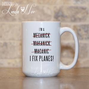 Può includere: Tazza in ceramica bianca con testo nero che recita "Sono un MECHANICK MAKANICK MACANIC Riparo gli AEROPLANI!" Le parole "MECHANICK", "MAKANICK" e "MACANIC" sono barrate con linee rosse.