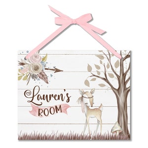 Targa per porta con cervo per ragazze personalizzata, Targa floreale per camera da letto per ragazze, Decorazione per camera da letto per ragazze, Decorazione per parete per asilo nido Targa con nome per bambino Doe B-ANM012