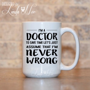 Op de afbeelding: Een witte keramische koffiemok met een zwart ontwerp met de tekst "Ik ben een dokter om tijd te besparen, laten we gewoon aannemen dat ik nooit fout ben".