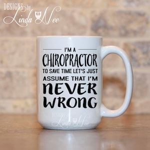 Peut inclure: Une tasse à café en céramique blanche avec un motif noir qui dit "Je suis un chiropraticien pour gagner du temps, disons simplement que je n'ai jamais tort".