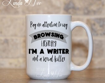Könnte beinhalten: Weiße Keramiktasse mit einem schwarzen und grauen Design. Die Tasse trägt die Aufschrift "Achte nicht auf meinen Browserverlauf Ich bin ein Schriftsteller, kein Serienmörder".