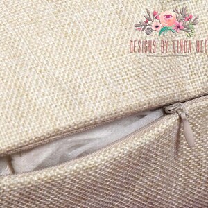 Puede incluir: Primer plano de una funda de coj&iacute;n de lino beige con cierre de cremallera. La funda de coj&iacute;n tiene una textura tejida sutil y est&aacute; hecha de tejido natural.