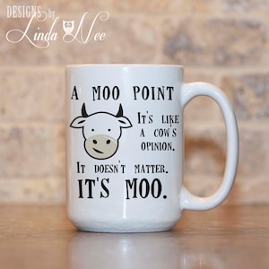 Peut inclure: Une tasse à café en céramique blanche avec une illustration noir et blanc d'une vache et le texte "A Moo Point. It's like a cow's opinion. It doesn't matter. It's Moo."