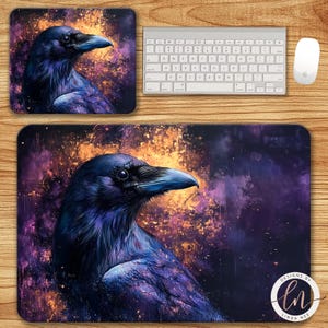 Puede incluir: Un cuervo negro con un fondo abstracto morado y dorado. El cuervo mira hacia la derecha. El fondo tiene un efecto acuarela con salpicaduras de color.
