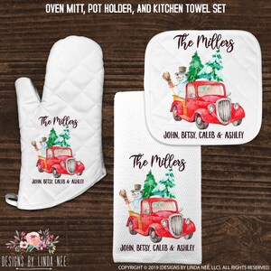 Puede incluir: Un conjunto de tres artículos de cocina con un camión rojo con un muñeco de nieve y árboles de Navidad. Los artículos incluyen un guante para horno, un posavasos y una toalla de cocina. El texto "The Millers" y "John, Betsy, Caleb & Ashley" está impreso en cada artículo.