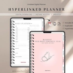 Könnte beinhalten: Ein undatierter digitaler Planer auf zwei Tablet-Bildschirmen. Ein Bildschirm zeigt ein Tagesplaner-Layout, während der andere ein rosa Cover mit einer Schmetterlings-Strichzeichnung und dem Text: MANIFEST YOUR MOST POWERFUL YEAR zeigt.