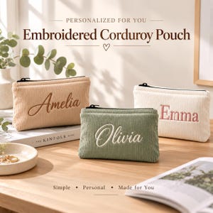 Può includere: Tre astucci rettangolari in velluto a coste con cerniere nere. L'astuccio color cuoio presenta il nome ricamato Amelia, quello verde salvia il nome Olivia e quello color crema il nome Emma. Il testo recita: PERSONALIZED FOR YOU.