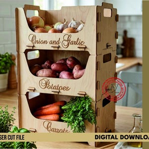 Puede incluir: Una caja de almacenamiento de madera clara de tres niveles con frentes abiertos y asas laterales. Los niveles tienen etiquetas cortadas con láser que dicen Onion and Garlic, Potatoes y Carrots. Contiene cebollas, ajo, patatas y zanahorias frescas.