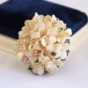 Spilla vintage con bouquet di fiori di carta e millenaria in crema e rosa - Delicato