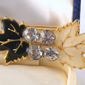 Vintage Emaille Gold, Schwarz und Weiß / Creme, Kristalle Ahornblatt Brosche - Detailliert