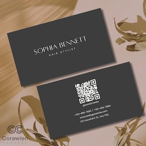 Pode incluir: Dois cartões de visita retangulares cinza-escuro. Um exibe o texto branco Sophia Bennett Hair Stylist. O outro apresenta um código QR branco, o texto @socialmedia, números +123-456-7890, www.reallygreatsite.com e um endereço.