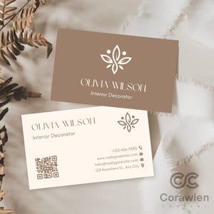 Pode incluir: Dois cartões de visita retangulares com um logótipo de folha estilizada. Um cartão é castanho com texto branco Olivia Wilson Interior Decorator. O outro é creme com texto preto, um código QR, telefone, site, e-mail e morada.