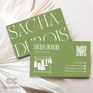 Pode incluir: Dois cartões de visita verde-oliva com o nome "SACHA DUBOIS" em branco. Um cartão está inclinado, exibindo o nome de forma proeminente. O outro cartão inclui informações de contato, um código QR e uma ilustração de design de moda.