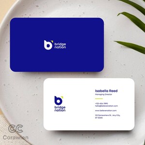 Op de afbeelding: Twee rechthoekige visitekaartjes met afgeronde hoeken. Eén kaart is effen donkerblauw met een wit logo en de tekst bridge nation. De andere kaart is wit met hetzelfde logo, de naam Isabella Reed en contactgegevens.