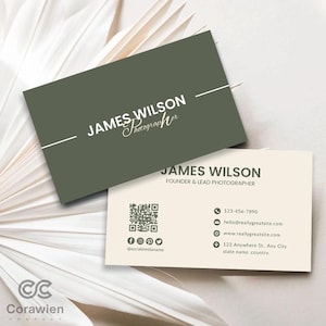 Peut inclure: Deux cartes de visite rectangulaires. La carte supérieure est vert olive avec le texte blanc JAMES WILSON Photographer. La carte inférieure est crème avec le texte gris foncé JAMES WILSON, FOUNDER & LEAD PHOTOGRAPHER, des coordonnées et un QR code.