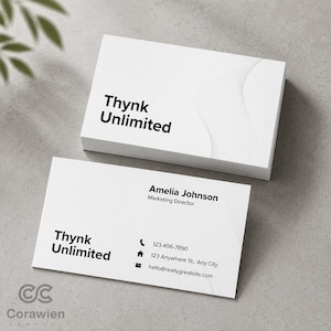 Könnte beinhalten: Zwei weiße rechteckige Visitenkarten mit dem schwarzen Text Thynk Unlimited. Eine Karte zeigt den Firmennamen, während die andere den Namen Amelia Johnson, den Titel Marketing Director und Kontaktdaten mit Symbolen enthält.