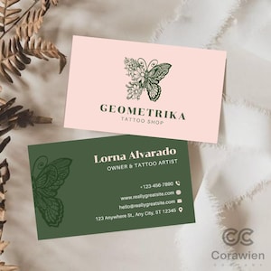 Könnte beinhalten: Zwei rechteckige Visitenkarten. Die obere Karte ist hellrosa mit einer dunkelgrünen Schmetterlingsillustration und dem Text GEOMETRIKA TATTOO SHOP. Die untere Karte ist dunkelgrün mit einer Schmetterlingskontur, dem Namen Lorna Alvarado und Kontaktdaten.