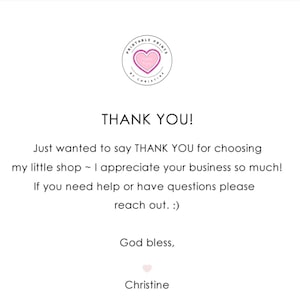 Peut inclure: Une carte de remerciement blanche avec un logo circulaire en haut contenant un c&oelig;ur rose et le texte Printable Prints by Christine. La carte indique : THANK YOU! Just wanted to say THANK YOU for choosing my little shop ~ I appreciate your business so much! If you need help or have questions please reach out. :) God bless, Christine.