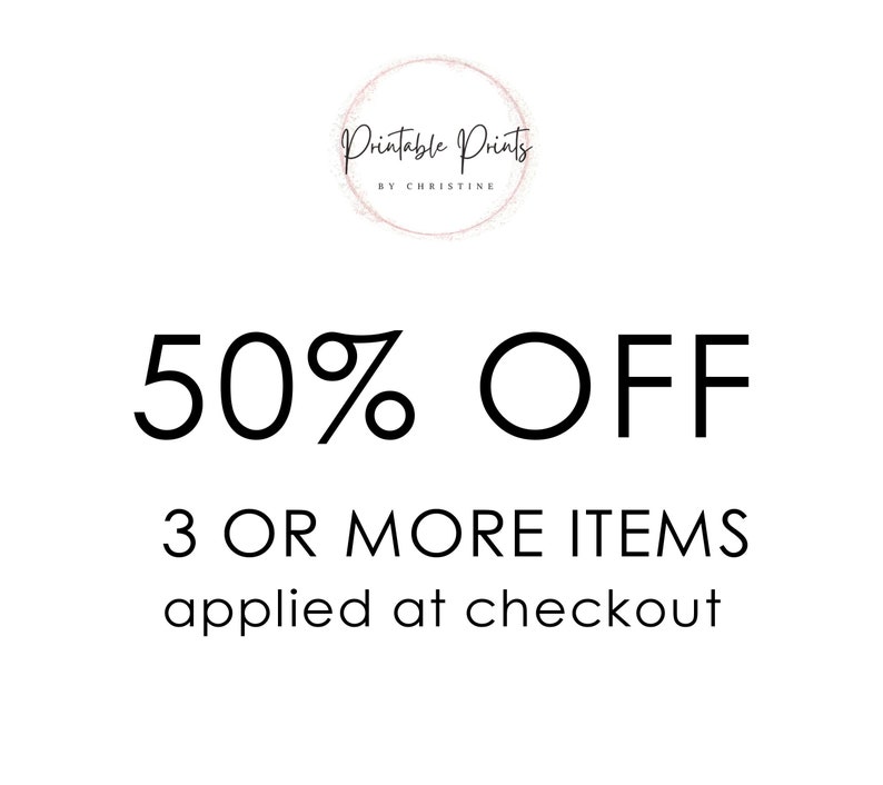 K&ouml;nnte beinhalten: Schwarz-wei&szlig;es Textbild mit den Worten "50% OFF" und "3 OR MORE ITEMS applied at checkout".