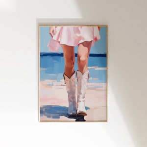 K&ouml;nnte beinhalten: Ein Gem&auml;lde von Beinen, die wei&szlig;e Cowboystiefel und einen rosa Rock tragen, auf einem Strand mit blauem Wasser im Hintergrund stehend.
