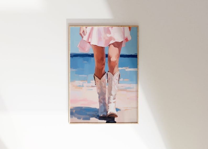 K&ouml;nnte beinhalten: Ein Gem&auml;lde von Beinen, die wei&szlig;e Cowboystiefel und einen rosa Rock tragen, auf einem Strand mit blauem Wasser im Hintergrund stehend.