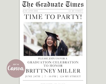 Può includere: Un invito a una festa di laurea nello stile di un giornale. L'invito presenta una foto di una laureanda sorridente che indossa un cappello e una toga. Il testo recita "The Graduate Times", "Time to Party!" e "Si prega di unirsi a noi per una festa di laurea in onore di Brittney Miller".