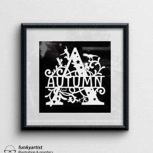 Puede incluir: Obra de arte en blanco y negro enmarcada con la palabra "AUTUMN" dentro de una "A" decorativa. El dise&ntilde;o incluye estrellas, figuras y elementos florales. La obra est&aacute; en un marco negro y se muestra en una pared blanca.