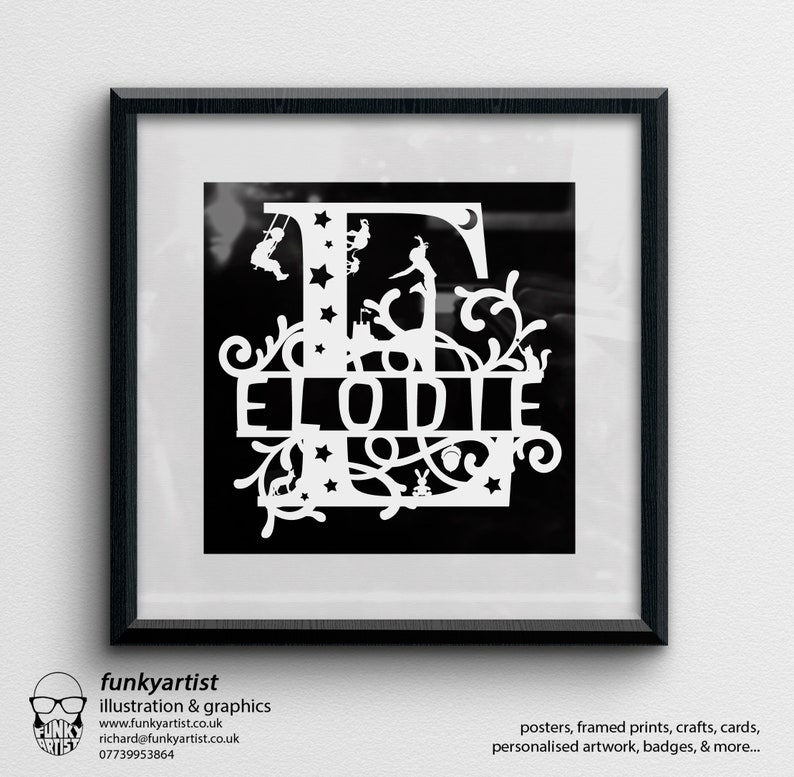 Puede incluir: Una obra de arte enmarcada en blanco y negro con el nombre "ELODIE" en una fuente decorativa. El dise&ntilde;o incluye una letra "E" adornada con ilustraciones caprichosas de ni&ntilde;os, estrellas y una luna. El marco es negro y la obra de arte se exhibe en una pared blanca. El logotipo y la informaci&oacute;n de contacto del artista est&aacute;n en la esquina inferior izquierda.