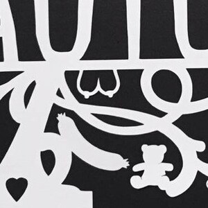 Puede incluir: Un dise&ntilde;o recortado en papel en blanco y negro que presenta un &aacute;rbol con la palabra "AUTUMN" en la parte superior. El dise&ntilde;o incluye un coraz&oacute;n, un calabac&iacute;n y un osito de peluche. La imagen es un primer plano del recorte de papel.