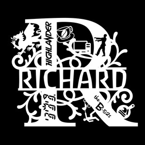 Puede incluir: Monograma decorativo blanco con el nombre "RICHARD" y la letra "R" con un drag&oacute;n, una taza de caf&eacute;, un ordenador, un zombi y los textos "HIGHLANDER" y "the B-52s".