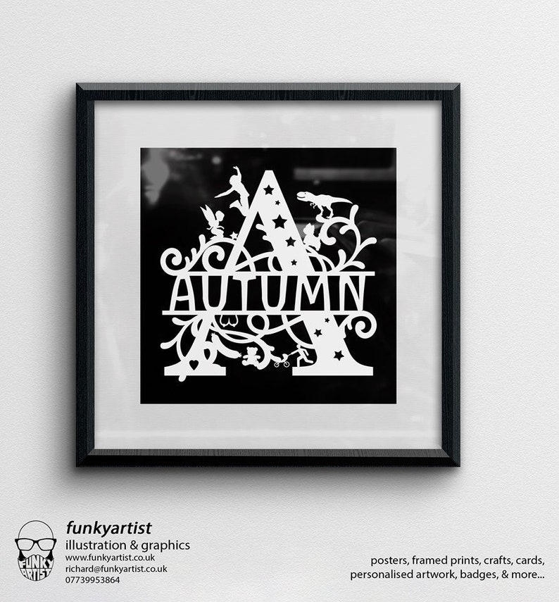 Puede incluir: Obra de arte en blanco y negro enmarcada con la palabra "AUTUMN" dentro de una "A" decorativa. El dise&ntilde;o incluye estrellas, figuras y elementos florales. La obra est&aacute; en un marco negro y se muestra en una pared blanca.