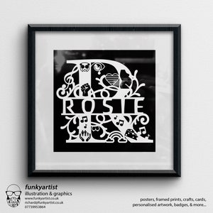 Puede incluir: Una impresi&oacute;n art&iacute;stica en blanco y negro enmarcada con el nombre "Rosie" en una fuente decorativa. El dise&ntilde;o incorpora varios s&iacute;mbolos, incluyendo notas musicales, un arco&iacute;ris y un coraz&oacute;n. El marco es negro y la impresi&oacute;n est&aacute; en una pared blanca.