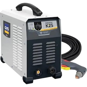 Könnte beinhalten: Ein weiß-schwarzer Easycut K25 Plasmaschneider mit schwarzem Griff, schwarzem Schlauch und Schneidbrenner. Auf der Frontplatte steht der Text "EASYCUT K25 INVERTER TECHNOLOGY". Die Maschine hat ein GYS-Logo an der Seite.