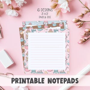 Puede incluir: Blocs de notas imprimibles con diseños de temática invernal. Los blocs de notas presentan ilustraciones de muñecos de nieve, chocolate caliente y otros elementos invernales. Los blocs de notas miden 7,6 x 7,6 cm y vienen en 6 diseños diferentes. El texto "Printable Notepads" se muestra en la parte inferior.