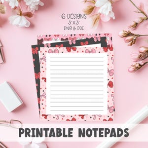 Può includere: Blocchi note stampabili con disegni di fiocchi e cuori in rosa, rosso e nero. I blocchi note misurano 7,6 x 7,6 cm e sono disponibili in 6 design. L'immagine include anche il testo "Printable Notepads".