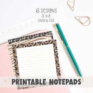 Puede incluir: Blocs de notas imprimibles con bordes de estampado animal, con papel rayado. La imagen incluye un bolígrafo turquesa, clips dorados y el texto "6 Designs 3'x3' PNG & PDF" y "Printable Notepads."