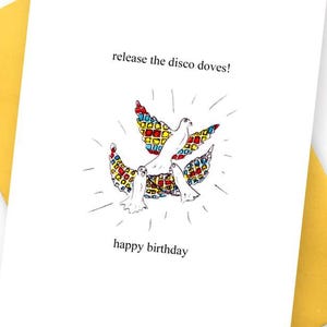 Carte d’anniversaire drôle Colombes Disco. Cartes de voeux de comédie. Camp d’anniversaire glitter ball party queen humour. Illustration de fièvre samedi soir