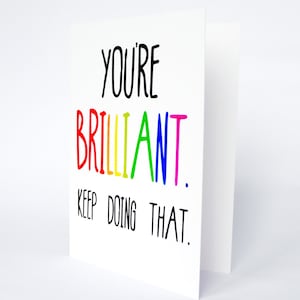 Eres brillante Sigue haciendo eso. Funny Pride felicita la tarjeta de examen de cumpleaños. San Valentín moderno. Tarjetas de felicitación arcoíris. Para mi novio