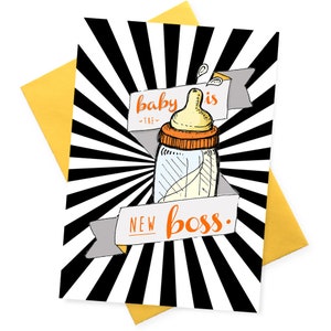 Bébé est la carte de nouveau patron. Drôle nouvelle fille garçon décoration chambre de bébé. Nouveaux parents félicitations. Humour de mur d’artPregnancy. Cartes de douche de bébé