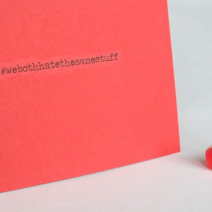 ambos odiamos las mismas cosas // hashtag hipster Anti Valentine's Anniversary Card // tarjetas de amor rojas impresas a mano. saludos de aniversario