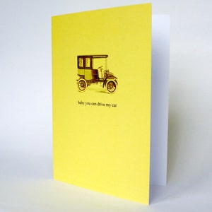 Gelukkige verjaardag kaart. baby je rijden mijn auto. Driving test Gefeliciteerd retro gele groeten kaarten. BFF vintage design