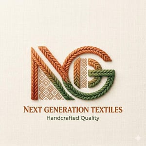 Könnte beinhalten: Ein Logo mit den Buchstaben NG, die aus geflochtenen orangefarbenen und grünen Garntexturen mit geometrischen Mustern bestehen. Unter den Buchstaben steht der Text NEXT GENERATION TEXTILES und Handcrafted Quality in einer braunen Serifenschrift.