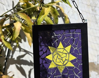 Mosaico a forma di sole in vetro colorato