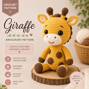 Può includere: Un amigurumi di giraffa all'uncinetto fatto a mano, nei colori giallo, marrone e crema. Il peluche ha macchie marroni scure e un viso color crema, seduto su una fetta di legno. L'immagine include il testo "Giraffe Amigurumi Pattern".