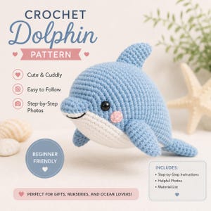 Puede incluir: Un patrón de delfín de ganchillo azul con el texto "CROCHET Dolphin PATTERN". El delfín tiene una barriga blanca, ojos negros y mejillas rosas. El patrón se describe como "Cute & Cuddly", "Easy to Follow" y "Beginner Friendly".