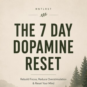 Op de afbeelding: Een verticale poster met de titel THE 7 DAY DOPAMINE RESET in donkergroene tekst tegen een achtergrond van een mistig bos. Het bevat de ondertitel Rebuild Focus, Reduce Overstimulation & Reset Your Mind, een cirkelvormige badge met tekst en de voettekst RESET. REFOCUS. RECONNECT.