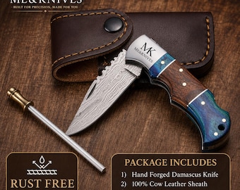 Coltello tascabile in acciaio di Damasco fatto a mano, manico in legno inciso, fodero in pelle incluso.