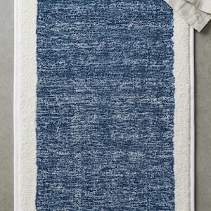 Handgetufte katoenen badmat, marineblauw ivoorkleurig getextureerd boho-tapijt, gemaakt in Bhadohi