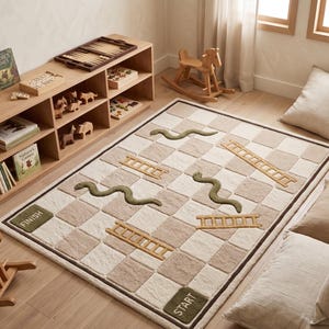 Puede incluir: Una alfombra rectangular con un diseño de juego de mesa con un patrón de cuadros en beige y crema. La alfombra incluye serpientes verdes y escaleras color canela, con cuadrados verde oscuro etiquetados START y FINISH.